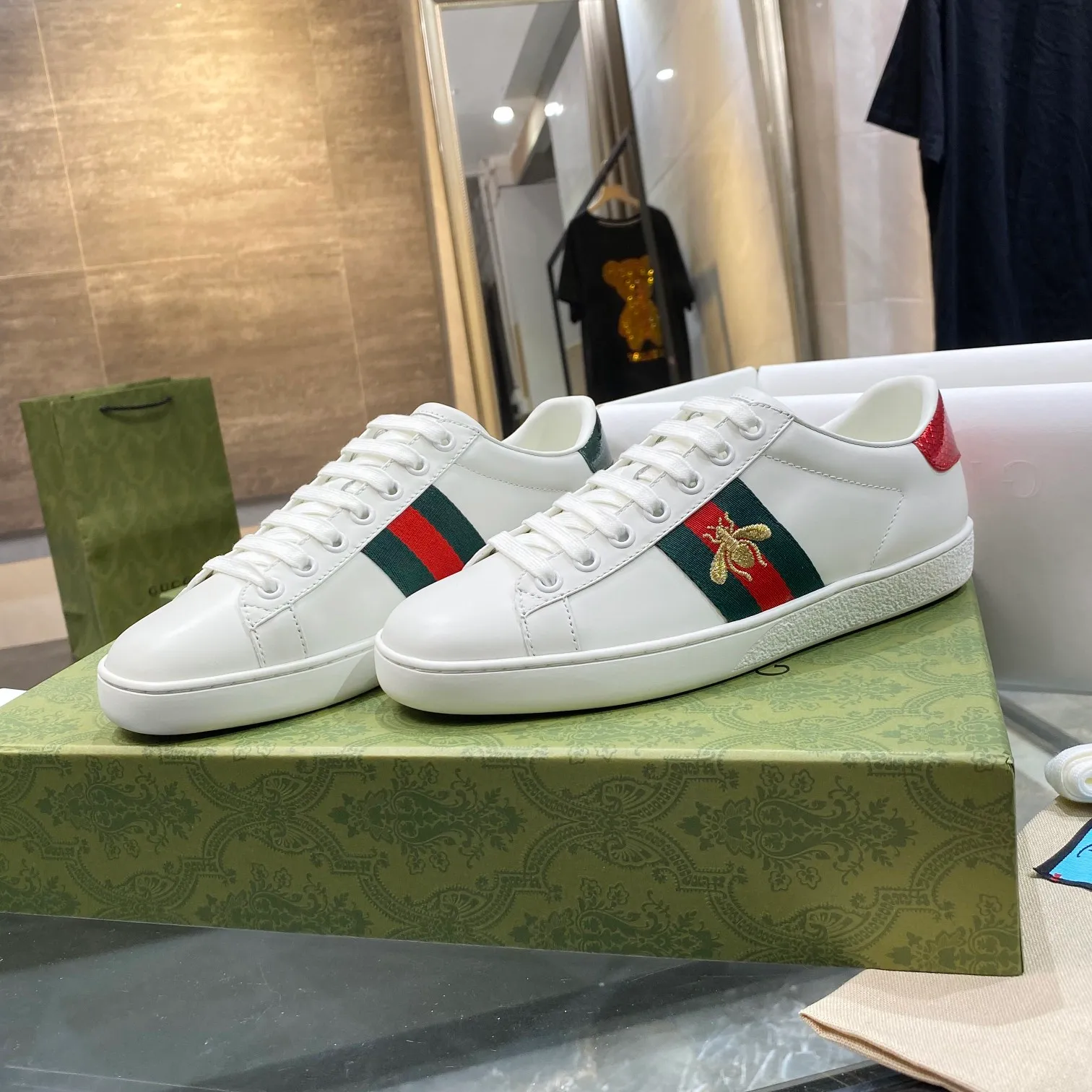 👟👟Ex-factory price 520👟👟 Women's shoes Women's clothing Women's shoes Women's clothing Gucci top chip version GG couple's white shoes, which have been popular in recent years; new colors are constantly updated; stars, Internet celebrities, live broadcasts, etc. will definitely plant grass to call ❤ Classic fashion style, 5D drawing printing; electric embroidery surface, etc... ✔️Fabric material: original customized cowhide color ✔️Inner material: first layer cowhide ✔️Sole material: original outsole... shiny colorful drawing/electric embroidery surface embellished on the side of the shoe body, package production process‼ ✔️Size: Women’s/35/40/Men’s/38/45